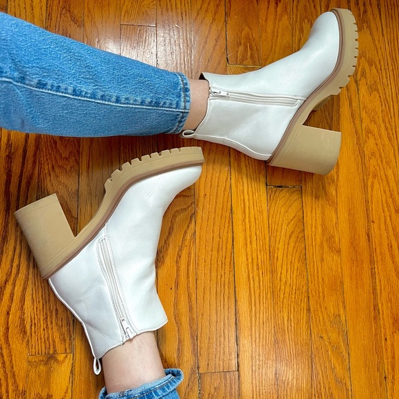 DOLCE VITA White Booties - Picture 2 of 8